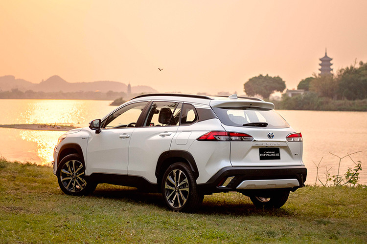 Toyota Corolla Cross 1.8HEV 2024 mới có mức tiêu thụ nhiên liệu ấn tượng chỉ 3,1 lít/100 km trong đô thị. Với giá bán 905 triệu đồng, đây là lựa chọn đáng cân nhắc cho khách hàng muốn trải nghiệm công nghệ ôtô hybrid của Toyota.