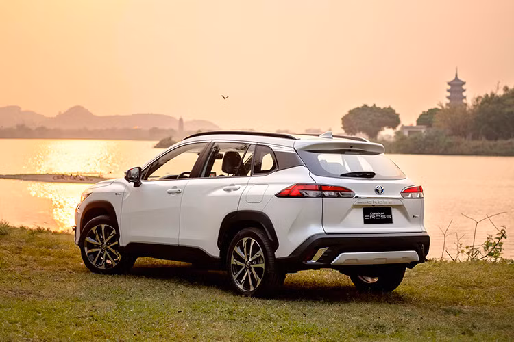 Toyota Corolla Cross 1.8HEV 2024 mới có mức tiêu thụ nhiên liệu ấn tượng chỉ 3,1 lít/100 km trong đô thị. Với giá bán 905 triệu đồng, đây là lựa chọn đáng cân nhắc cho khách hàng muốn trải nghiệm công nghệ ôtô hybrid của Toyota.