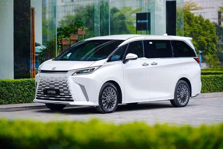  Lexus LM500h: Giá 7,29 - 8,71 Tỷ Đồng Đứng đầu phân khúc xe hybrid tại Việt Nam, Lexus LM500h là biểu tượng của sự xa xỉ. Xe trang bị động cơ xăng 2.4L tăng áp kết hợp với hai mô-tơ điện, cho tổng công suất 366 mã lực. Phiên bản 4 chỗ mang phong cách thương gia với các tiện nghi như ghế chỉnh điện, massage và làm mát.
