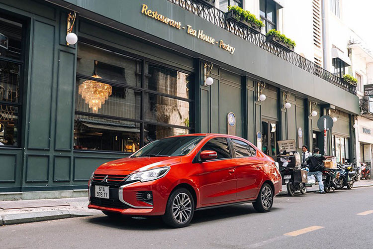 Mitsubishi ho tro 100% phi truoc ba kem nhieu uu dai cho khach hang