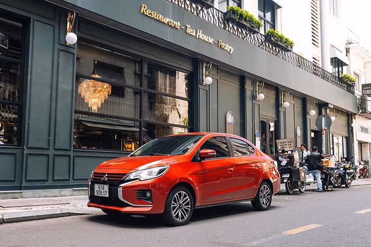 Mitsubishi ho tro 100% phi truoc ba kem nhieu uu dai cho khach hang