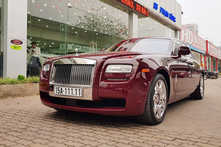 Năm 2009, hãng siêu xe sang Anh quốc Rolls-Royce đã phát triển một mẫu xe hoàn toàn mới đặt sau “đàn anh” Phantom, đó chính là mẫu Ghost. Sang năm 2010, thế giới siêu sang đã tận mắt chiêm ngưỡng chiếc xe sang Rolls-Royce Ghost thế hệ đầu tiên được tạo ta theo phong cách cá nhân hóa "bespoke" tại kỳ triển lẫm Paris Motor Show.