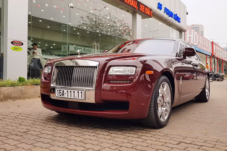Năm 2009, hãng siêu xe sang Anh quốc Rolls-Royce đã phát triển một mẫu xe hoàn toàn mới đặt sau “đàn anh” Phantom, đó chính là mẫu Ghost. Sang năm 2010, thế giới siêu sang đã tận mắt chiêm ngưỡng chiếc xe sang Rolls-Royce Ghost thế hệ đầu tiên được tạo ta theo phong cách cá nhân hóa "bespoke" tại kỳ triển lẫm Paris Motor Show.