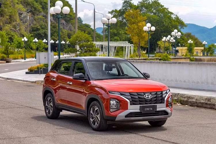 Sự lên ngôi của Kia Seltos đẩy Hyundai Creta lên vị trí thứ 2 trong phân khúc SUV cỡ B. Trong tháng vừa qua, người Việt đã mua 959 chiếc Hyundai Creta, tăng trưởng đến 162%. Đây là một trong những mẫu xe có tỷ lệ tăng trưởng cao nhất trong phân khúc SUV cỡ B. Cộng dồn 9 tháng đầu năm 2023, doanh số của Hyundai Creta đạt 6.313 xe, thấp hơn Toyota Corolla Cross nhưng trên Kia Seltos.