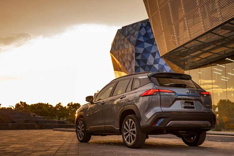 Tuy nhiên, nếu tính tổng từ đầu năm đến nay, mẫu xe này vẫn bán chạy nhất phân khúc với kết quả cộng dồn 9.390 xe. Toyota Corolla Cross tại Việt Nam có 3 phiên bản là G, V và HV cùng giá bán dao động từ 760 - 955 triệu đồng. Xe sở hữu động máy xăng 1.8L, kết hợp với hộp số biến thiên vô cấp CVT-i và hệ truyền động hybrid, bao gồm động cơ xăng 4 xi-lanh, dung tích 1.8L.