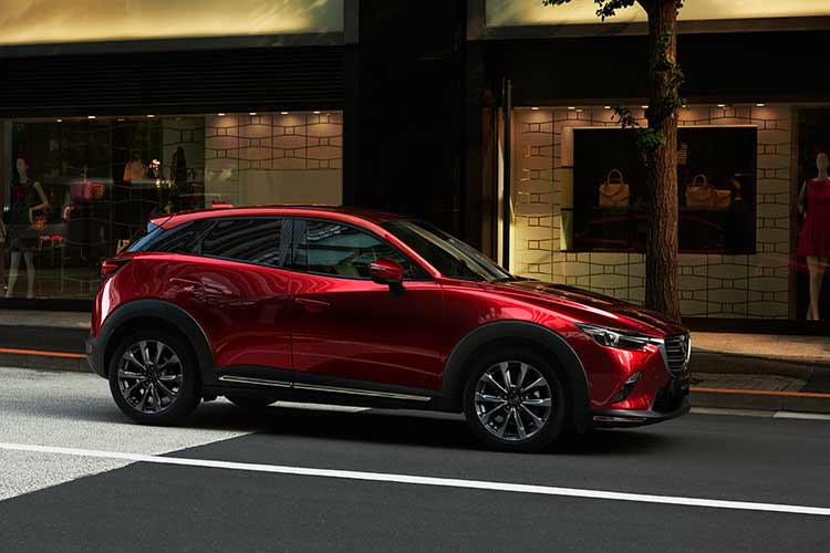 So với CX-30, Mazda CX-3 có thiết kế kém ấn tượng hơn, động cơ cũng yếu hơn. Mẫu xe này dùng động cơ SkyActiv-G, dung tích 1.5L, công suất tối đa 110 mã lực và mô-men xoắn cực đại 144 Nm, đi kèm hộp số tự động 6 cấp có chế độ Sport và hệ dẫn động cầu trước. Xe có những tính năng an toàn chủ động nằm trong gói i-Activsense như cảnh báo điểm mù, cảnh báo va chạm phía sau, nhắc nhở lái xe tập trung...