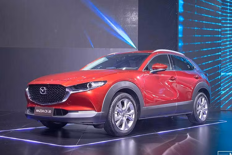 Mazda CX-30 là mẫu SUV cỡ B tiếp theo tăng trưởng doanh số. Trong tháng 9 vừa qua, mẫu xe này đạt doanh số 144 xe, tăng 176,9%. Có được kết quả này có lẽ là nhờ việc Mazda điều chỉnh giá bán của CX-30 trong tháng 9/2023 xuống còn 664 triệu đồng ở bản 2.0 Luxury và 704 triệu đồng ở bản 2.0 Premium, cùng giảm 45 triệu đồng so với trước.