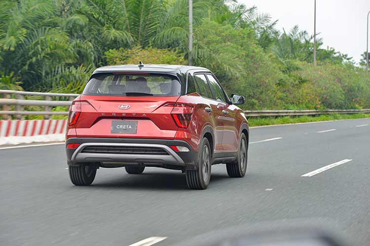 Hyundai Creta tại Việt Nam có 3 phiên bản và giá bán tương đối hợp túi tiền, dao động từ 640 - 740 triệu đồng. Xe sở hữu động cơ xăng Smartstream 4 xi-lanh, dung tích 1.5L, cho công suất tối đa 115 mã lực và mô-men xoắn cực đại 144 Nm. Động cơ kết hợp cùng hộp số vô cấp biến thiên thông minh iVT và hệ dẫn động cầu trước.