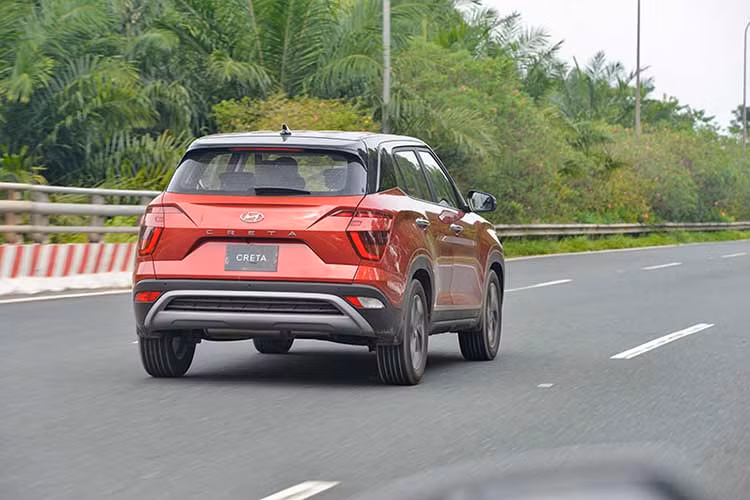 Hyundai Creta tại Việt Nam có 3 phiên bản và giá bán tương đối hợp túi tiền, dao động từ 640 - 740 triệu đồng. Xe sở hữu động cơ xăng Smartstream 4 xi-lanh, dung tích 1.5L, cho công suất tối đa 115 mã lực và mô-men xoắn cực đại 144 Nm. Động cơ kết hợp cùng hộp số vô cấp biến thiên thông minh iVT và hệ dẫn động cầu trước.