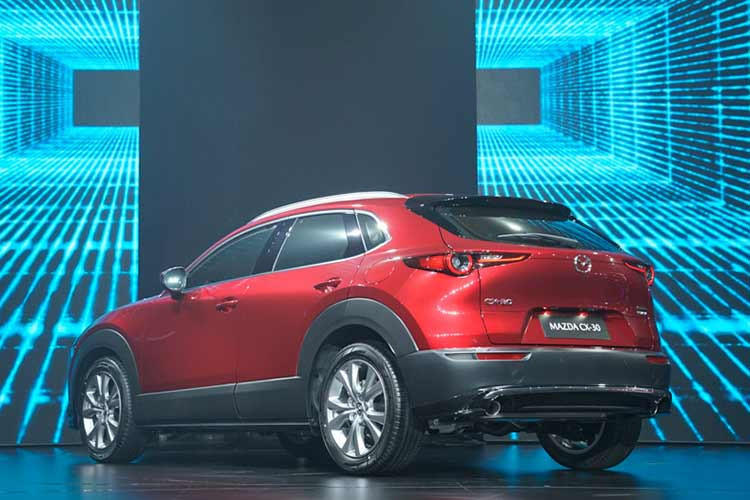 Mazda CX-30 được trang bị động cơ xăng SkyActiv-G 2.0 hút khí tự nhiên, cho công suất tối đa 153 mã lực và mô-men xoắn cực đại 200 Nm. Kết hợp với động cơ là hệ dẫn động cầu trước và hộp số tự động 6 cấp. 