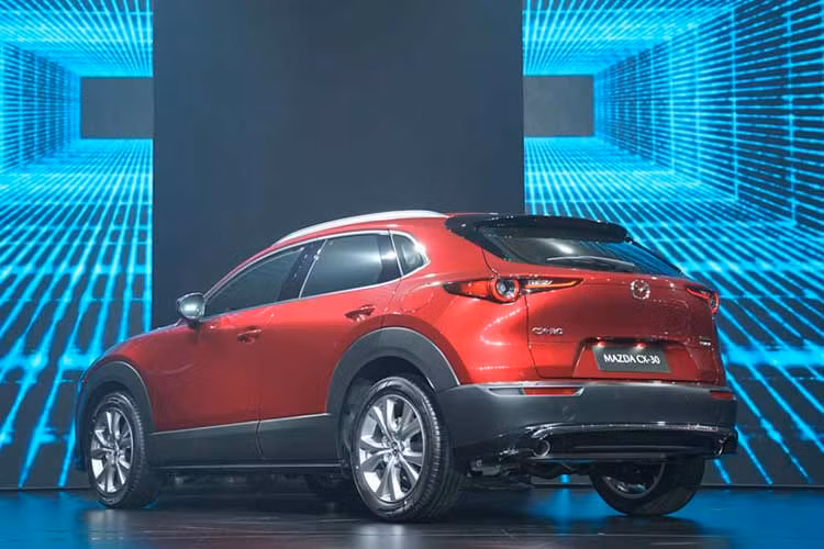 Mazda CX-30 được trang bị động cơ xăng SkyActiv-G 2.0 hút khí tự nhiên, cho công suất tối đa 153 mã lực và mô-men xoắn cực đại 200 Nm. Kết hợp với động cơ là hệ dẫn động cầu trước và hộp số tự động 6 cấp. 