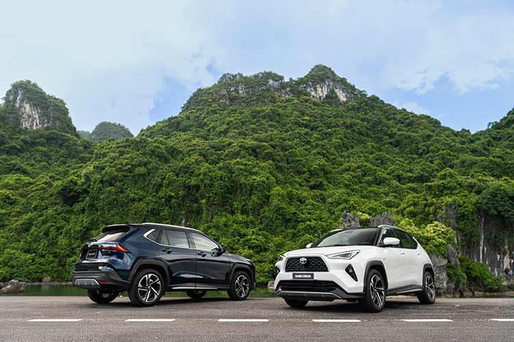 Toyota Yaris Cross tại Việt Nam chỉ có 2 phiên bản là máy xăng và hybrid. Bản máy xăng dùng động cơ 4 xi-lanh, dung tích 1.5L với công suất tối đa 105 mã lực và mô-men xoắn cực đại 138 Nm, kết hợp cùng hộp số biến thiên vô cấp D-CVT. Phiên bản hybrid dùng động cơ xăng 1.5L mạnh 90 mã lực, mô-tơ điện có công suất tối đa 79 mã lực và pin lithium-ion.