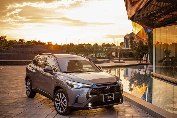 Trong nhiều tháng qua, Toyota Corolla Cross thường xuyên là "ông hoàng" của phân khúc SUV cỡ B tại Việt Nam. Tuy nhiên, trong tháng 9/2023, mẫu xe này đã sụt giảm nặng nề, lên đến 86,4%, xuống còn 230 xe bán ra. Với kết quả này, Toyota Corolla Cross tụt xuống vị trí thứ 5 trong phân khúc và rớt khỏi top 10 ôtô bán chạy nhất thị trường.