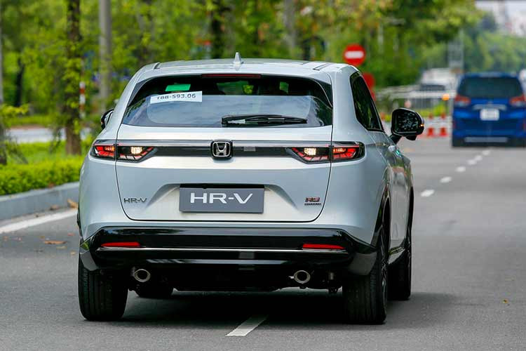 Honda HR-V có bất lợi lớn là giá bán cao, dao động từ 699 - 871 triệu đồng cho 3 phiên bản. Do đó, mẫu xe này thường có doanh số không quá cao. Xe có 2 tùy chọn động cơ. Đầu tiên là động cơ xăng 4 xi-lanh, hút khí tự nhiên, dung tích 1.5L với công suất tối đa 119 mã lực và mô-men xoắn cực đại 145 Nm. Hai con số tương ứng của động cơ xăng tăng áp 1.5L là 174 mã lực và 240 Nm.