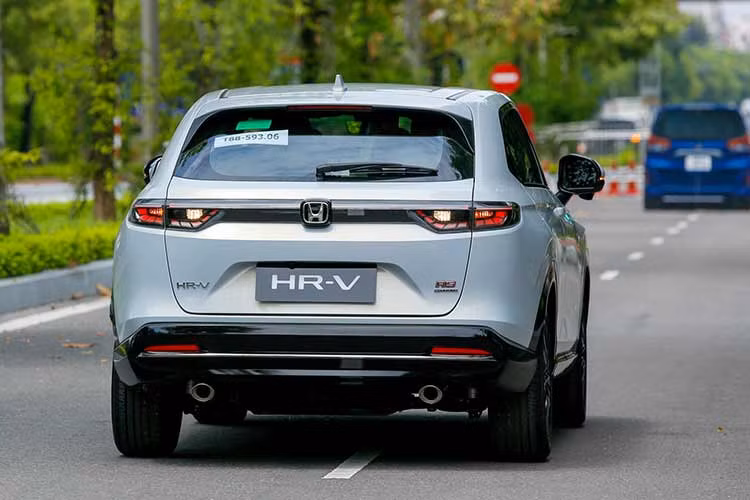 Honda HR-V có bất lợi lớn là giá bán cao, dao động từ 699 - 871 triệu đồng cho 3 phiên bản. Do đó, mẫu xe này thường có doanh số không quá cao. Xe có 2 tùy chọn động cơ. Đầu tiên là động cơ xăng 4 xi-lanh, hút khí tự nhiên, dung tích 1.5L với công suất tối đa 119 mã lực và mô-men xoắn cực đại 145 Nm. Hai con số tương ứng của động cơ xăng tăng áp 1.5L là 174 mã lực và 240 Nm.