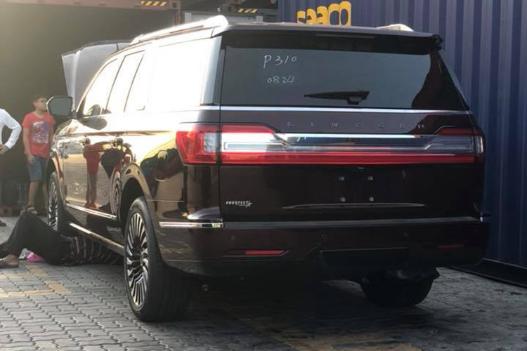 Chiếc Lincoln Navigator Black Label L 2018 của đại gia Hà tĩnh này được trang bị động cơ xăng V6, dung tích 3.5 lít, tăng áp kép, sản sinh công suất tối đa 450 mã lực và mô-men xoắn cực đại 675 Nm. Ford trang bị cho chiếc SUV hạng sang cỡ lớn của mình hộp số tự động 10 cấp.