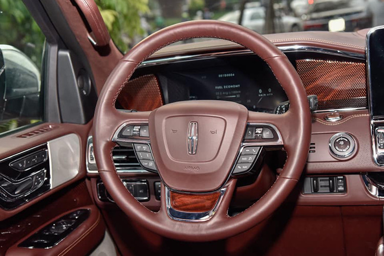 Bên trong, Lincoln Navigator Black Label L 2018 đầu tiên về Việt Nam sở hữu đến 3 hàng ghế. Riêng hàng ghế thứ 3 có thể gập lại nhằm tăng diện tích cho khoang chứa đồ. Các trang bị cao cấp nội thất của chiếc SUV hạng sang cỡ lớn của Ford có hệ thống thông tin giải trí SYNC 3, tương thích Apple CarPlay và Android Auto.