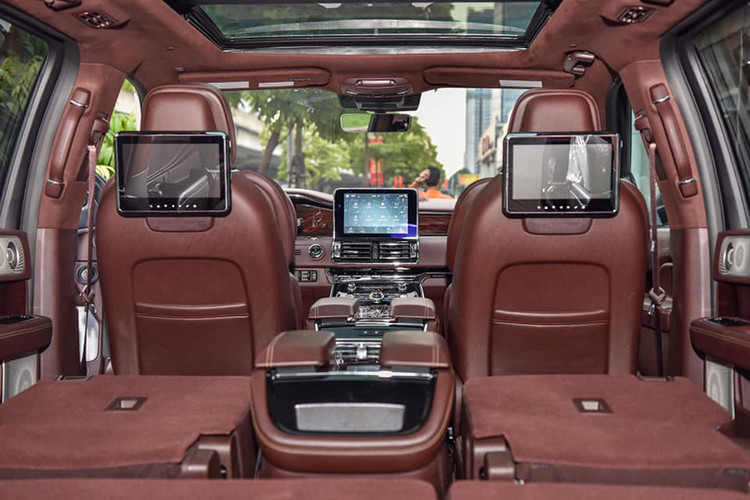 Các trang bị công nghệ an toàn trên mẫu xe SUV hạng sang cỡ lớn Lincoln Navigator Black Label L 2018 độc nhất tại Hà Tĩnh này bao gồm camera 360 độ, hiển thị thông tin trên kính lái HUD, hỗ trợ cảnh báo điểm mù, chiếu sáng thích ứng trong đêm, cảnh báo va chạm phía trước.