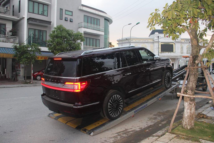 Được biết, chiếc Lincoln Navigator đời 2018 đầu tiên có mặt tại Hà Tĩnh thuộc phiên bản cao cấp và đắt nhất là Black Label L. Phiên bản cao cấp này dài hơn bản tiêu chuẩn, đạt 5.636 mm, chiều cao 1.932 mm và chiều rộng 2.382 mm. Chiều dài cơ sở lên tới 3.342 mm và nặng hơn 2,7 tấn.