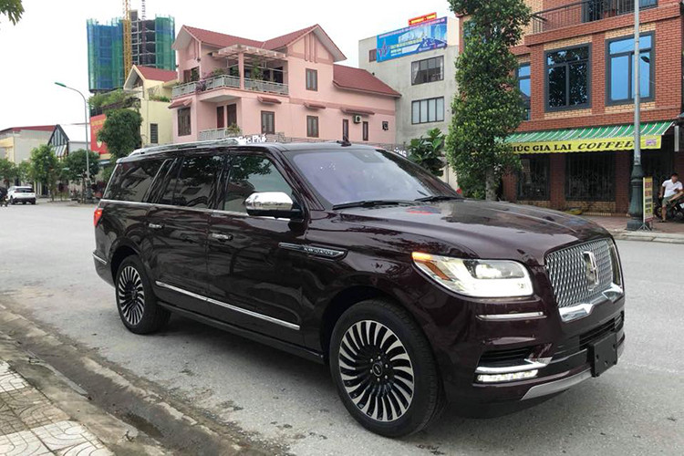 Mẫu xe SUV hạng sang Lincoln Navigator đời 2018 đã có không dưới 5 chiếc được đưa về thị trường Việt Nam với các màu sắc như trắng, đen, tím vỏ nho hay màu xám. Mới đây, 1 chiếc Lincoln Navigator đời 2018 đã được một công ty nhập khẩu tư nhân đưa về bàn giao cho khách hàng đặt mua xe ở tỉnh Hà Tĩnh.