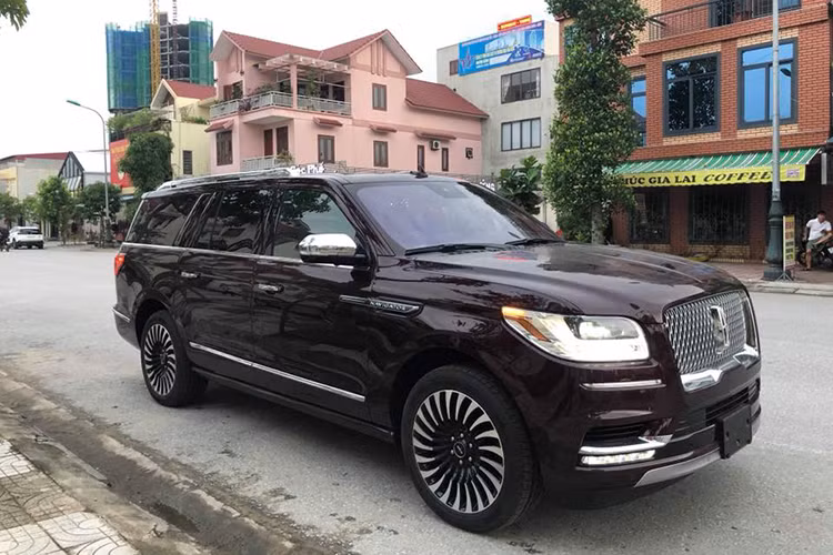 Mẫu xe SUV hạng sang Lincoln Navigator đời 2018 đã có không dưới 5 chiếc được đưa về thị trường Việt Nam với các màu sắc như trắng, đen, tím vỏ nho hay màu xám. Mới đây, 1 chiếc Lincoln Navigator đời 2018 đã được một công ty nhập khẩu tư nhân đưa về bàn giao cho khách hàng đặt mua xe ở tỉnh Hà Tĩnh.
