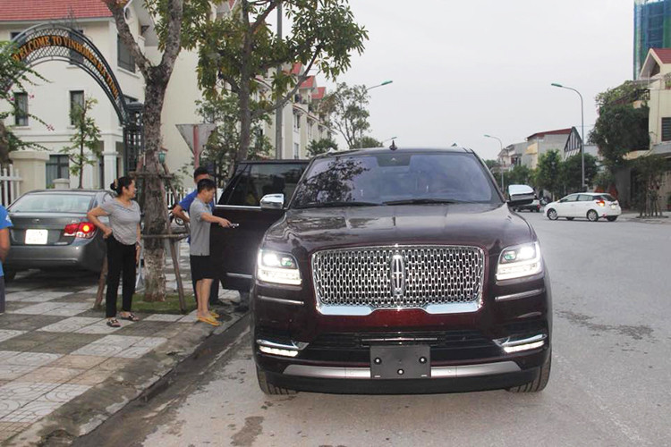 Theo phía công ty nhập khẩu tư nhân tại Hà Nội, giá xe Lincoln Navigator Black Label L 2018 này là khoảng hơn 9 tỷ đồng. Đối thủ chính của xe là những cái tên sừng sỏ như Lexus LX570 Super Sport, Cadillac Escalade hay Infiniti QX80... Đây cũng là chiếc Lincoln Navigator Black Label L 2018 thứ hai được các đại gia Hà Tĩnh mua về sử dụng.