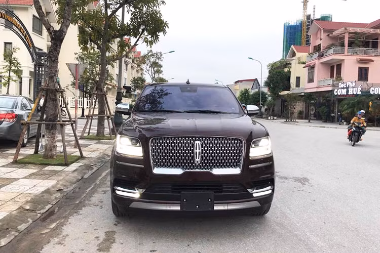 Sức kéo tối đa của Lincoln Navigator L Black Label 2018 gần 4 tấn. Xe được nâng cấp vật liệu cách âm và kính nhiều lớp, nhưng nhẹ hơn 90,7 kg so với phiên bản trước đây. So với thế hệ cũ, xe mang dáng dấp hiện đại hơn khi dùng lưới tản nhiệt mạ crôm phía trước và cụm đèn pha cũng như đèn định vị sử dụng công nghệ LED.