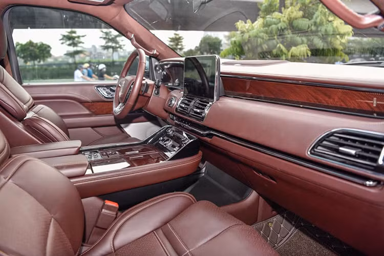 Hàng ghế sau được trang bị thêm 2 màn hình có kích thước 10 inch, ghế trước có tính năng làm mát, sưởi ấm và masagge. Các công nghệ an toàn có trên xe bao gồm hiển thị thông tin trên kính lái HUD, hỗ trợ cảnh báo điểm mù, camera 360 độ, chiếu sáng thích ứng trong đêm, cảnh báo va chạm phía trước...