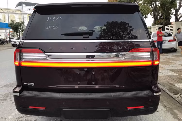 Lincoln Navigator phát triển dựa trên "người anh em" Ford Expedition mới, đồng nghĩa với việc vỏ xe được làm từ vật liệu nhôm. Ở phía sau xe, đèn hậu cũng thiết kế dạng led trải dài sang 2 bên đuôi xe cùng một thanh mạ crom chính giữa tạo cảm giác sang trọng. Đi cùng với kích thước "khủng" của xe là bộ mâm đa chấu thiết kế đẹp mắt.