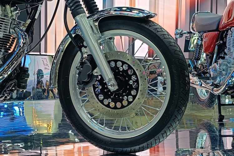 Yamaha SR400 Final Edition 2025 vẫn sở hữu đèn pha halogen như thế hệ trước. Các chi tiết kim loại được lắp ráp xung quanh xe, ống xả, xi-lanh, vành nan hoa, mỗi chi tiết đều thực sự đẹp và hiếm. 