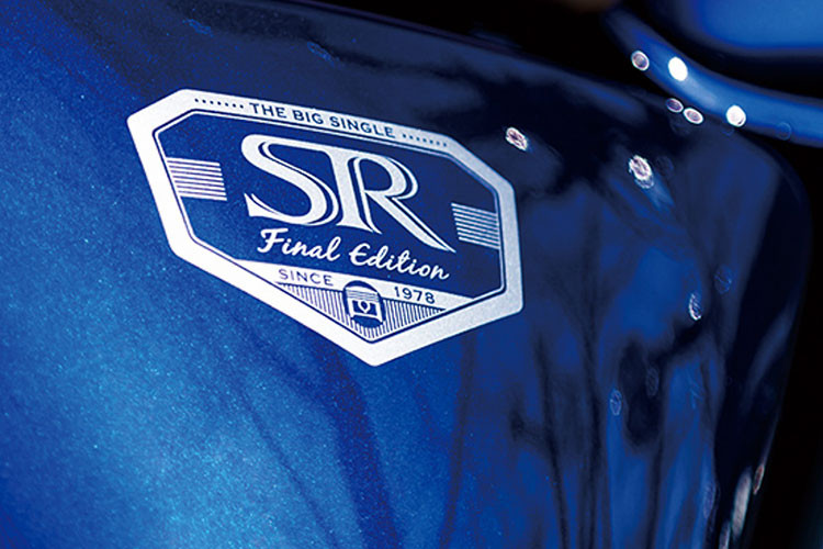 Xe được trang bị hệ thống treo gồm giảm xóc trước dạng ống lồng và lò xo đôi phía sau. Có lắp thêm nắp giảm xóc tạo nên vẻ đẹp thẩm mỹ. Tất nhiên, mang phong cách cổ điển ở mọi khía cạnh, sẵn sàng để bạn ngồi trên cỗ máy thời gian và quay ngược về cuộc sống ở những thập kỷ trước.