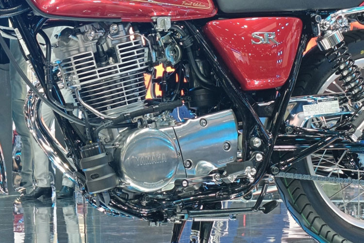 Mức giá xe Yamaha SR400 Final Edition 2025 có mức bán ra từ 298.000 baht (224,88 triệu đồng) tại Thái Lan. Phiên bản SR400 Final Edition năm nay sẽ có 2 màu sắc ấn tượng hơn gồm Dark Red Metallic và Dark Gray Metallic. 