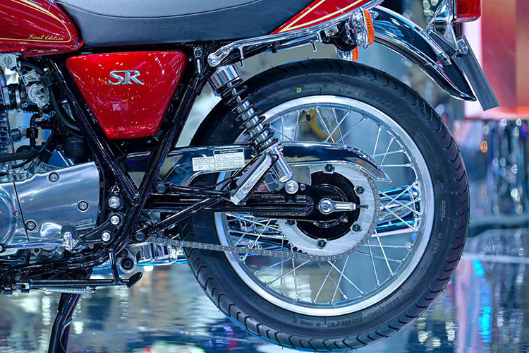 SR400 Final Edition mới có kích thước tổng thể dài x rộng x cao lần lượt là 2.085 x 750 x 1.110 mm, chiều dài cơ sở 1.410 mm, chiều cao yên 790 mm, khoảng sáng gầm xe 130 mm, trọng lượng là 174 kg và dung tích bình xăng 12 lít. 