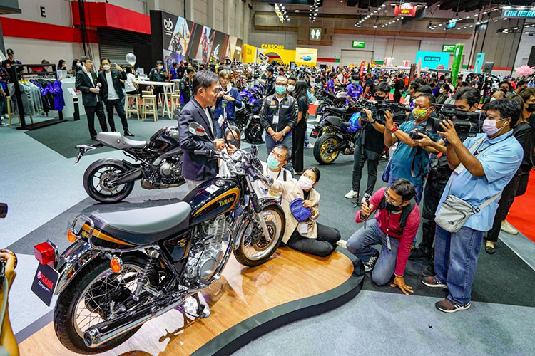 Yamaha SR400 Final Edition bản đặc biệt này có các sắc thái mới và được cải tiến để có vẻ ngoài hiện đại hơn và vẫn giữ được sự thanh lịch với chi tiết mạ crôm xung quanh xe.