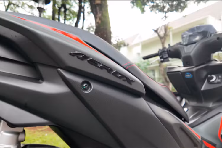 Về công nghệ hỗ trợ người lái, Yamaha NVX 2025 được trang bị màn hình LCD đơn sắc cỡ lớn, có thể thay đổi giữa ba giao diện: Standard, Dynamic và Sports. Màn hình này còn có khả năng tự điều chỉnh độ sáng theo môi trường xung quanh. 