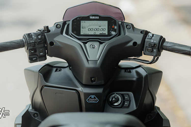 Xe sử dụng khung sườn Underbone, bình xăng đặt phía trước giúp hạ thấp trọng tâm. Yên xe ở mức trung bình, phù hợp với người dùng có chiều cao từ 1m65 trở lên. Dưới yên là khoang chứa đồ dung tích 25 lít, đủ sức chứa một mũ bảo hiểm full-face và một số vật dụng cá nhân khác.