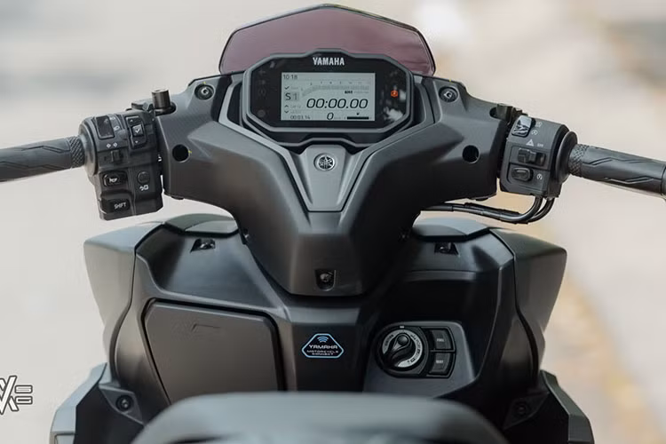 Xe sử dụng khung sườn Underbone, bình xăng đặt phía trước giúp hạ thấp trọng tâm. Yên xe ở mức trung bình, phù hợp với người dùng có chiều cao từ 1m65 trở lên. Dưới yên là khoang chứa đồ dung tích 25 lít, đủ sức chứa một mũ bảo hiểm full-face và một số vật dụng cá nhân khác.