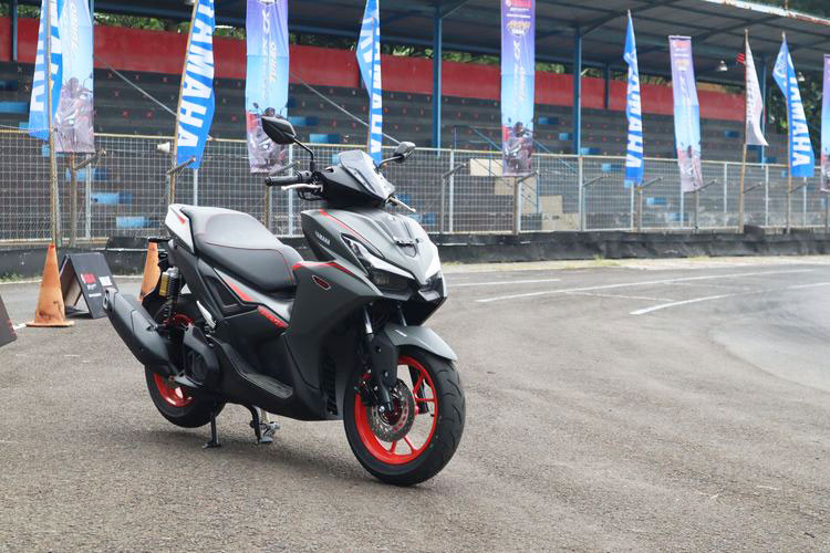 Không chỉ nâng cấp về vận hành, NVX 2025 còn được trang bị nhiều công nghệ an toàn đáng giá. Xe sở hữu hệ thống phanh đĩa trước có ABS, giúp người lái kiểm soát tốt hơn trong tình huống phanh gấp. Dù bánh sau cũng dùng phanh đĩa, nhưng chưa có hệ thống ABS. Đáng chú ý, NVX 2025 có thêm hệ thống kiểm soát lực kéo TCS (Traction Control System).