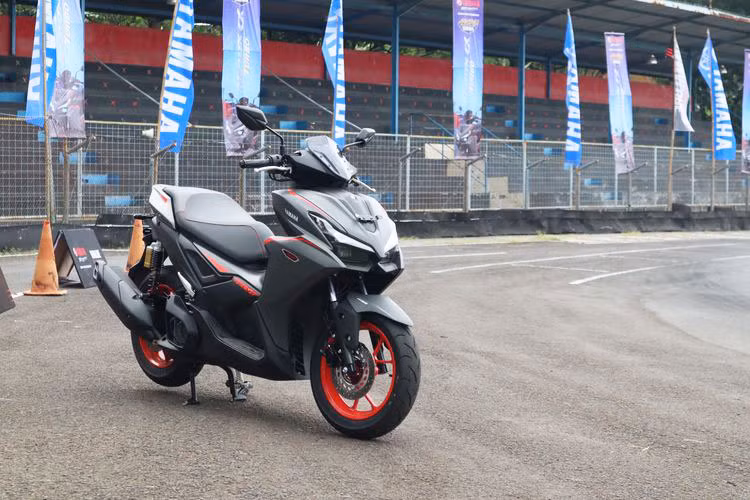 Không chỉ nâng cấp về vận hành, NVX 2025 còn được trang bị nhiều công nghệ an toàn đáng giá. Xe sở hữu hệ thống phanh đĩa trước có ABS, giúp người lái kiểm soát tốt hơn trong tình huống phanh gấp. Dù bánh sau cũng dùng phanh đĩa, nhưng chưa có hệ thống ABS. Đáng chú ý, NVX 2025 có thêm hệ thống kiểm soát lực kéo TCS (Traction Control System).