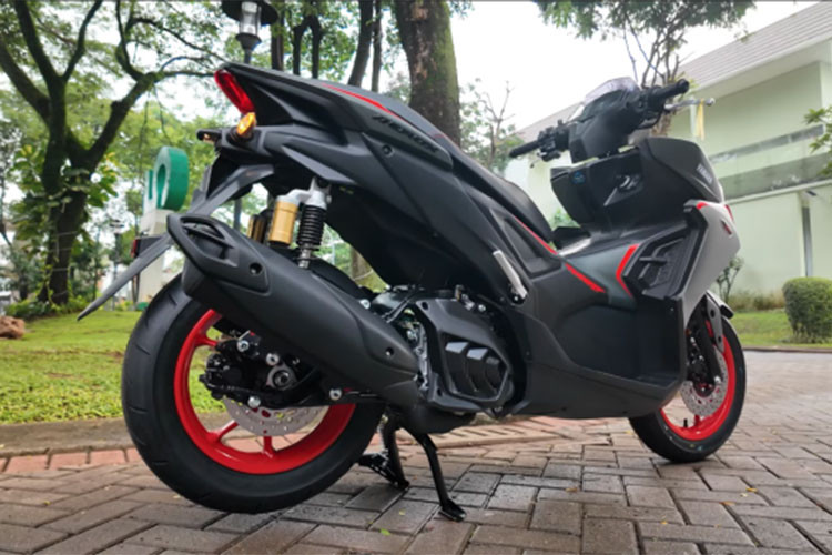 Nhờ công nghệ van biến thiên VVA, xe có thể duy trì mô-men xoắn ở dải tua máy thấp và đồng thời tăng công suất khi cần thiết ở tốc độ cao. Theo công bố, xe có mức tiêu hao nhiên liệu 2,21 lít/100 km trong điều kiện tiêu chuẩn. 