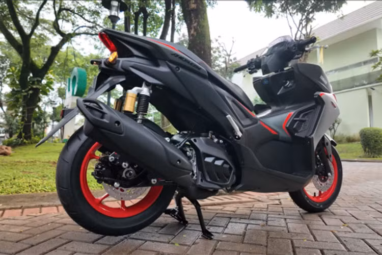 Nhờ công nghệ van biến thiên VVA, xe có thể duy trì mô-men xoắn ở dải tua máy thấp và đồng thời tăng công suất khi cần thiết ở tốc độ cao. Theo công bố, xe có mức tiêu hao nhiên liệu 2,21 lít/100 km trong điều kiện tiêu chuẩn. 