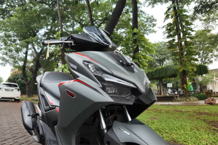 Ngoại hình của xe ga Yamaha NVX 2025 vẫn giữ phong cách thể thao đặc trưng với cụm đèn LED tách đôi phía trước, đèn hậu LED hình chữ X, tay lái hở và bộ tem mới lấy cảm hứng từ dòng sportbike YZF-R. Gác chân sau có thể gập gọn, trong khi ống xả được bọc nhựa đen cùng lớp cách nhiệt tăng tính an toàn.