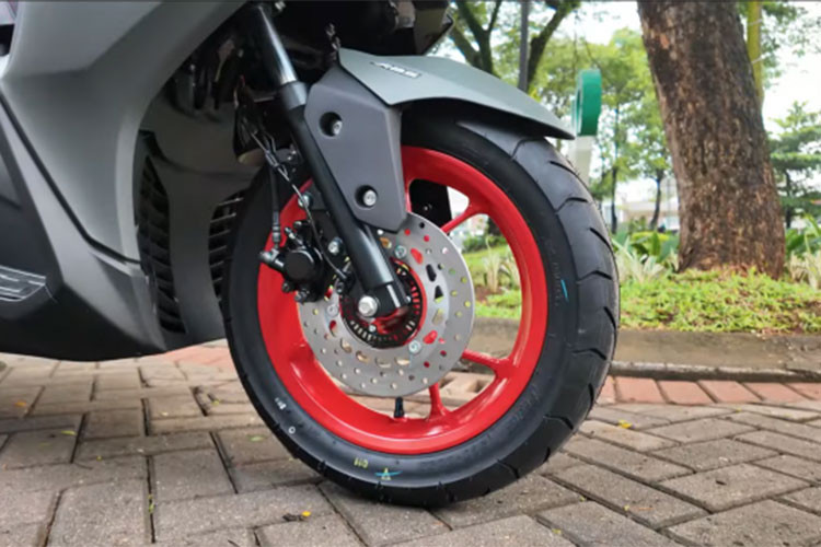 Hệ thống Y-Connect cũng được tính hợp, cho phép xe kết nối với điện thoại thông minh qua Bluetooth, hỗ trợ hiển thị thông báo cuộc gọi, tin nhắn, mức tiêu hao nhiên liệu, tình trạng ắc quy và lịch bảo dưỡng. Người dùng cũng có thể theo dõi hành trình và nhận báo cáo vận hành qua ứng dụng đi kèm.