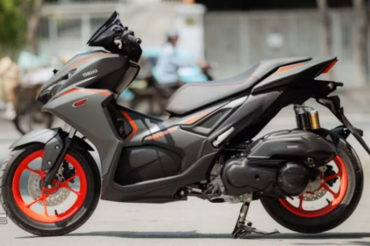  NVX được xem là đối thủ của như Honda Air Blade 160 hay Honda Vario 160. Mức giá xe Yamaha NVX 2025 nhập khẩu về Việt Nam hiện đang được các đại lý tư nhân chào bán trên 90 triệu đồng, cao hơn đáng kể so với phiên bản NVX lắp ráp Việt Nam.