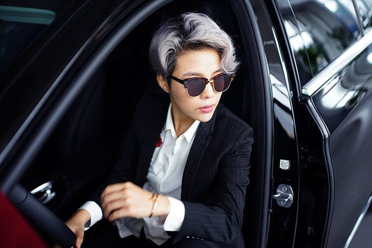 Chi tiết ấn tượng nhất của E200 thế hệ mới là cụm đèn trước với các dải sáng ban ngày LED nằm song song với nhau, chia tách 2 đèn pha/cốt dạng thấu kính projector để gợi thiết kế "mắt kép" đặc trưng của các thế hệ trước. Tùy từng phiên bản, E-Class sẽ có "bộ mặt" khác nhau với bản E200 sử dụng cản trước khác biệt và lưới tản nhiệt truyền thống của Mercedes. để tạo ấn tượng về sự sang trọng.