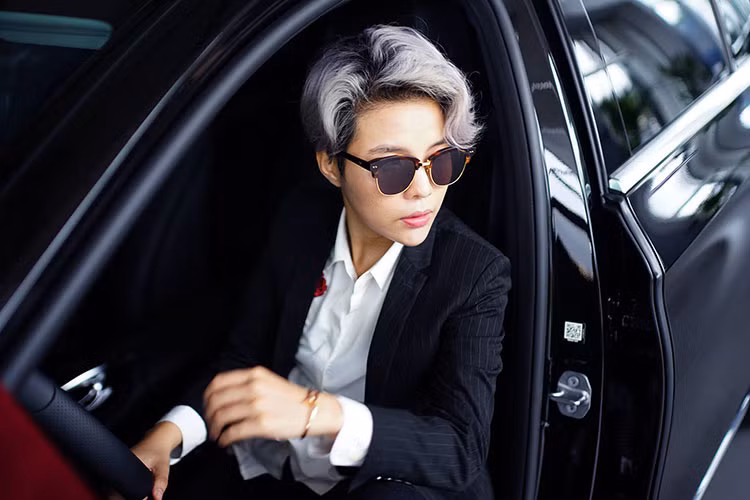 Chi tiết ấn tượng nhất của E200 thế hệ mới là cụm đèn trước với các dải sáng ban ngày LED nằm song song với nhau, chia tách 2 đèn pha/cốt dạng thấu kính projector để gợi thiết kế "mắt kép" đặc trưng của các thế hệ trước. Tùy từng phiên bản, E-Class sẽ có "bộ mặt" khác nhau với bản E200 sử dụng cản trước khác biệt và lưới tản nhiệt truyền thống của Mercedes. để tạo ấn tượng về sự sang trọng.