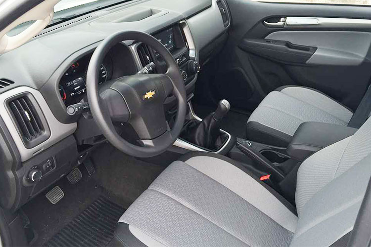 Bên trong nội thất, mẫu xe này sẽ có ghế bọc nỉ, tay lái trợ lực dầu (bản cao cấp LTZ trợ lực điện). Màn hình 8 inch cảm ứng tiêu chuẩn, tích hợp MyLink II. Hệ thống âm thanh 4 loa. Điều hoà và ghế xe chỉnh cơ.