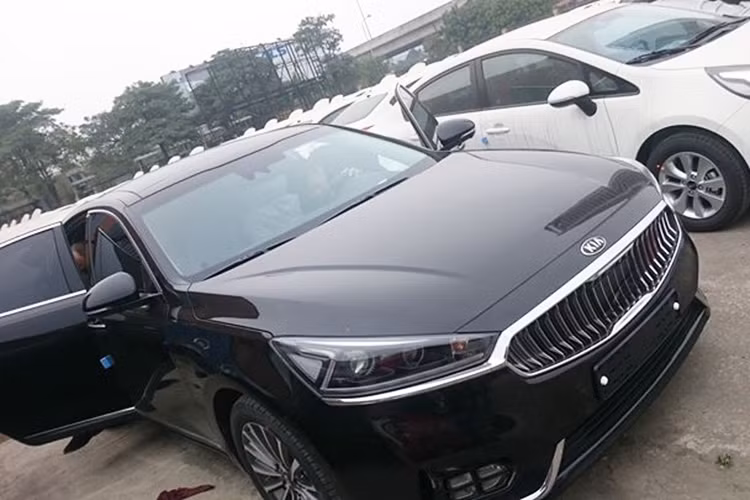 Chiếc xe Kia K7 thế hệ 2017 mới ddầu tiên đã bất ngờ xuất hiện tại Việt Nam thông qua một đơn vị nhập khẩu tư nhân. Mẫu xe sedan hạng sang của Hà Quốc này cũng đã từng được giới thiệu với thị trường quốc tế trong triển lãm New York 2016 hồi đầu năm ngoái.