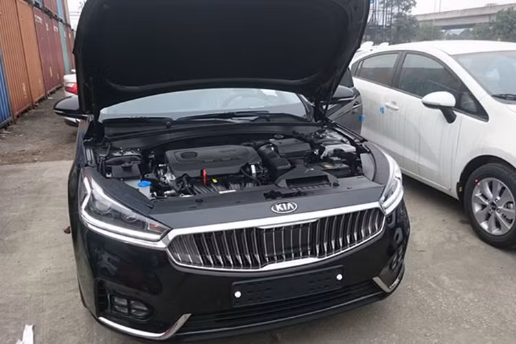 K7 là một trong những dòng xe có doanh số thấp của hãng xe Kia và là đối thủ đồng hạng của Toyota Avalon, Hyundai Azera hay Nissan Maxima, định vị giữa hai dòng xe Optima (K5) và K900 của Kia. Khi nhập về Việt Nam, mẫu xe này có mức giá dự kiến vào khoảng 1,7 tỷ đồng.