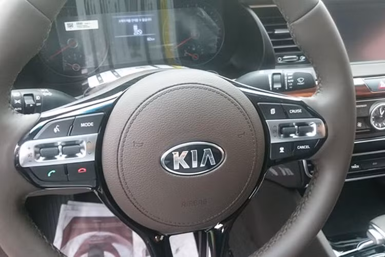 Kia K7 mới sở hữu những công nghệ an toàn tiên tiến như: Kiếm soát hành trình chủ động Advanced Smart Cruise Control, Phanh tự hành Autonomous Emergency Braking, Cảnh báo chệch làn đường Lane Departure Warning System, Cảnh báo có xe băng ngang khi đậu xe...